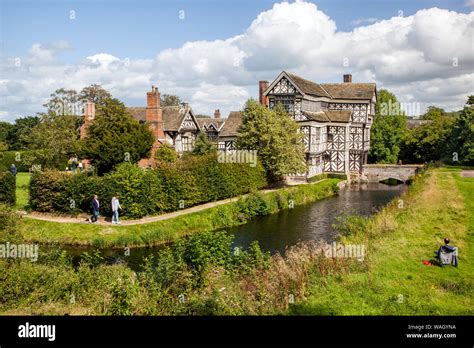 black and white tudor houses|Visiting Little Moreton Hall .